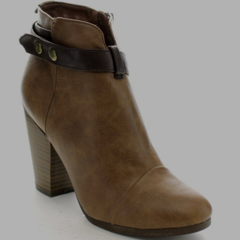Breckelle's Women's Belted Chunky Stacked Heel Ankle Booties